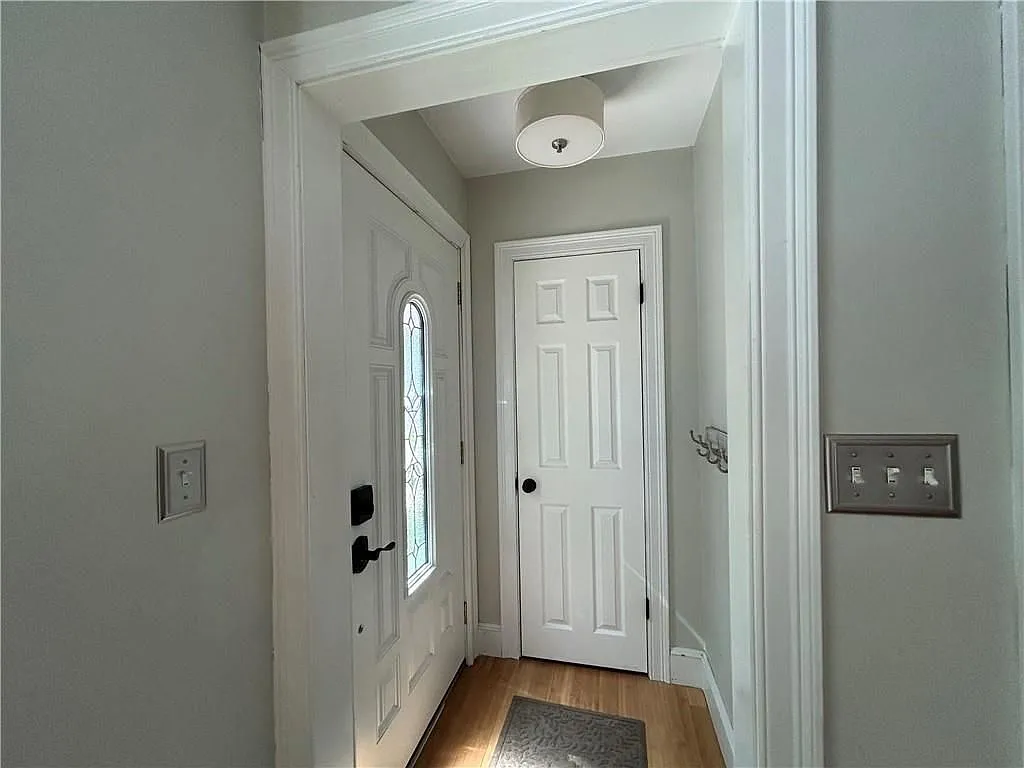 3 bed, 1.0 bath, 1028 sqft, $3,000 — Photo 2