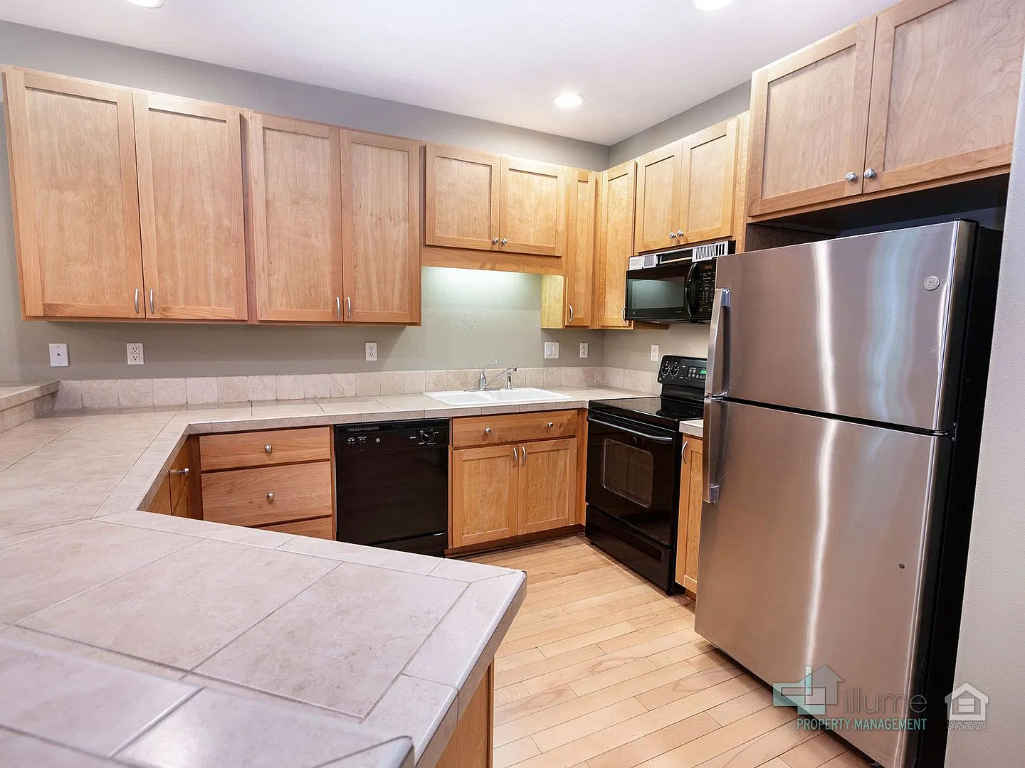 Beautiful 3 Bd/3 Ba Home in Beaverton — Photo 4