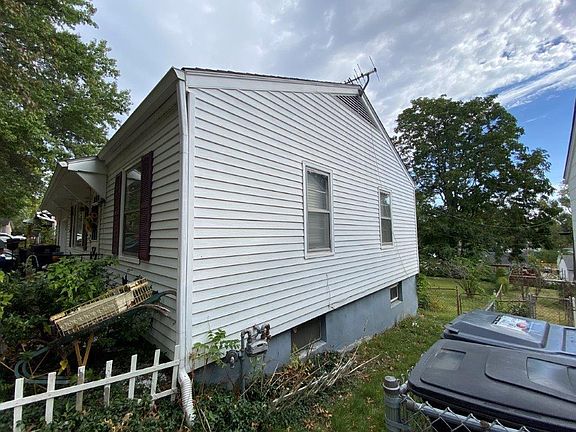 3rd image of 717 N Westwood Dr