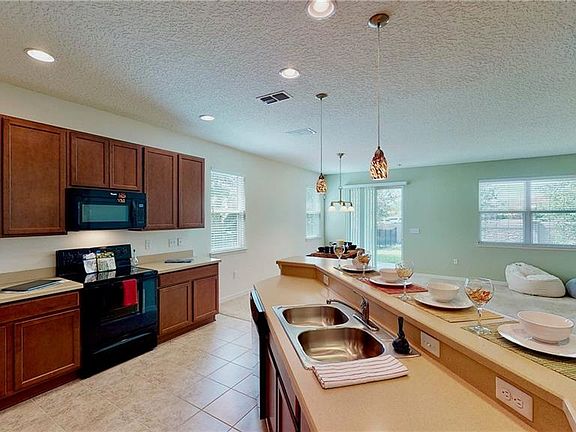 4th image of 11828 Thatcher Ave