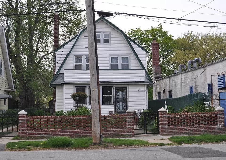 1st image of 190-11 Lewiston Ave