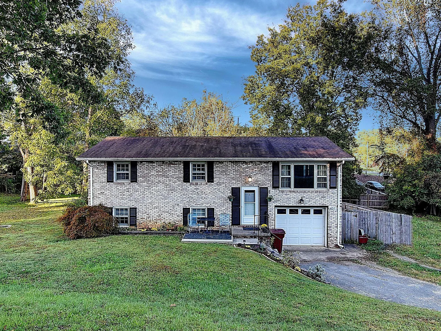 3 bed, 1.5 bath, 1521 sqft, $2,000 — Photo 1