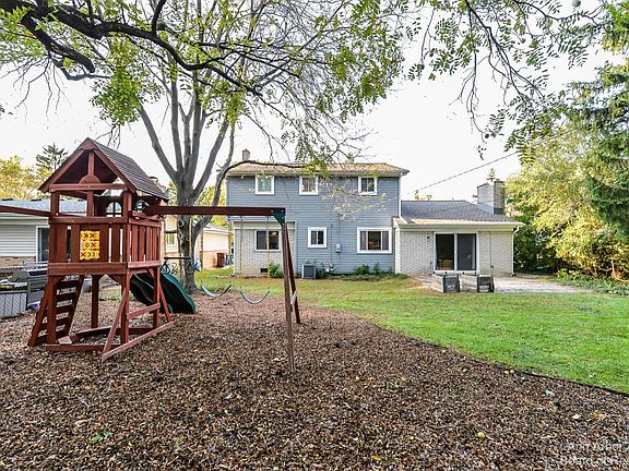 4th image of 2074 Yorktown Dr