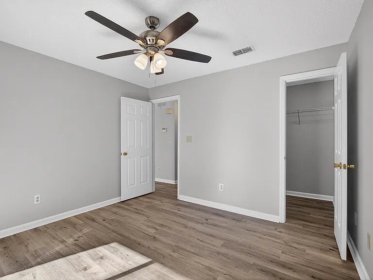 423 Granville Ct — Photo 12