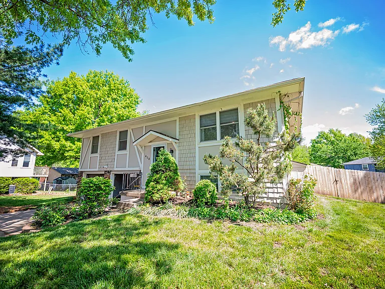 413 SE Lana Ct — Photo 3