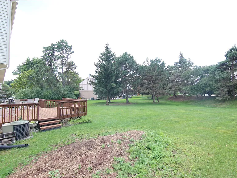 5590 Greenbriar Dr — Photo 4