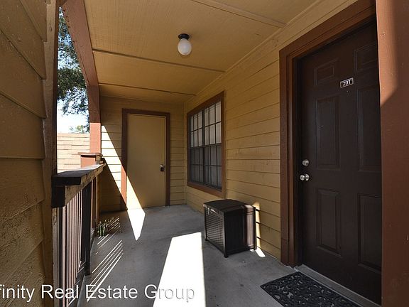 3rd image of 325 Lakepointe Dr Unit 201