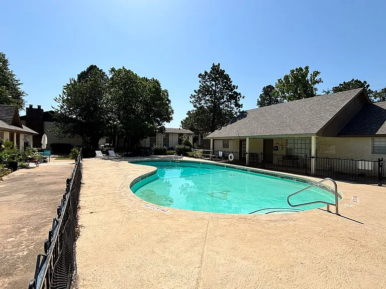 1717 E Lindsey St — Photo 32