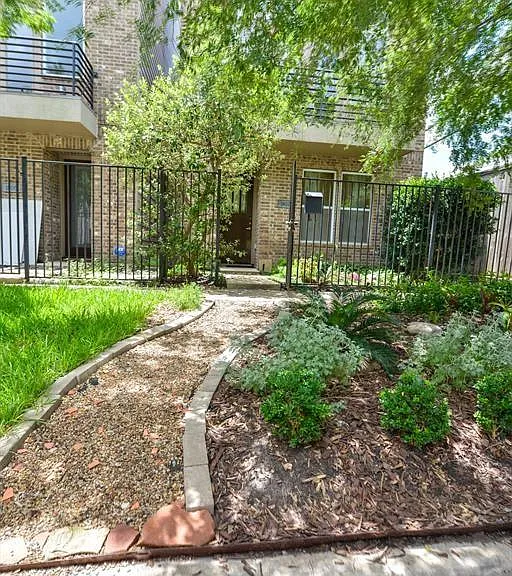 1807 W Webster St — Photo 40