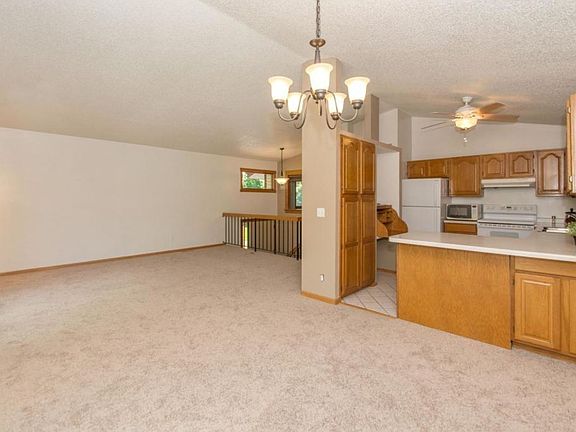 4th image of 3158 Farnum Dr #B