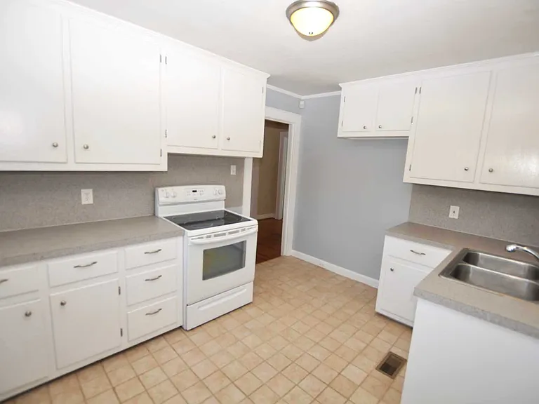 502 S Main St — Photo 8