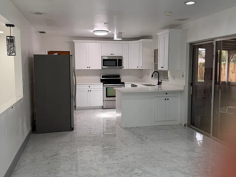 701 Westwood Ln — Photo 5