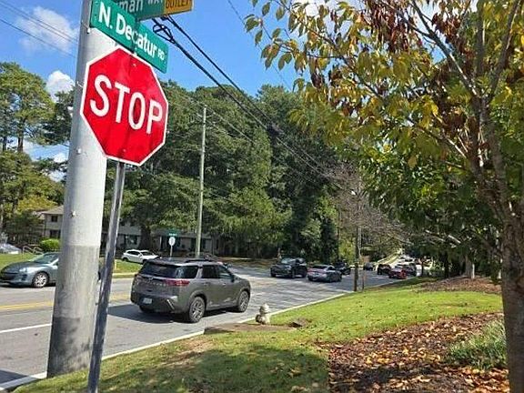4th image of 453 Sherman Way