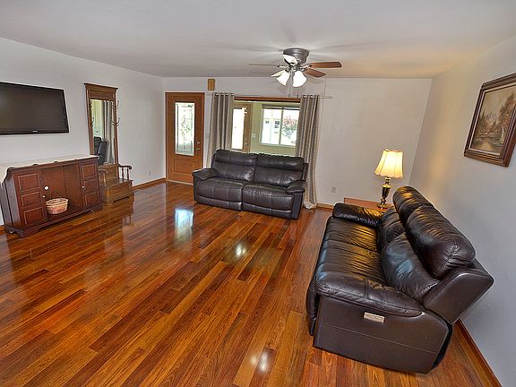 5th image of 704 Fort St