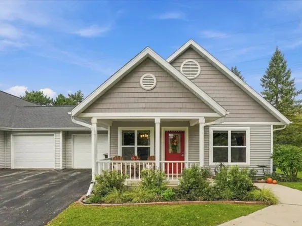 221 Larkspur Ct, Sun Prairie, WI 53590