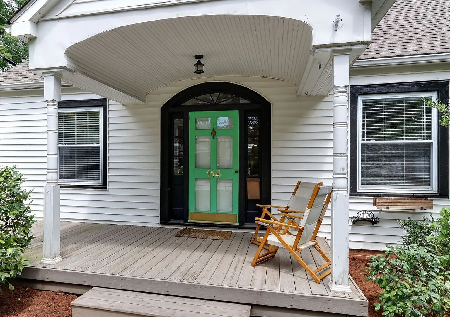 Adorable Inside the Beltline bungalow with lots of charm! — Photo 4