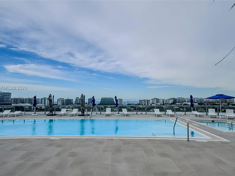 9261 E Bay Harbor Dr #405 — Photo 3