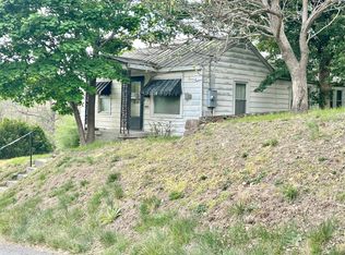 1003 College St, Narrows, VA 24124