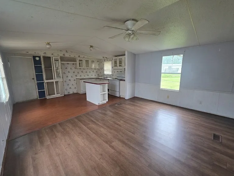 Oak Creek Estates MHC — Photo 4