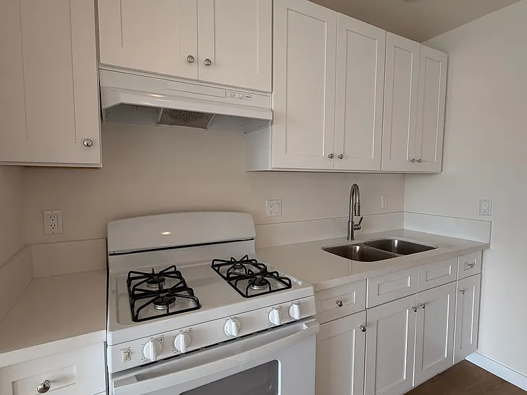 3950 S Hillcrest Dr — Photo 4
