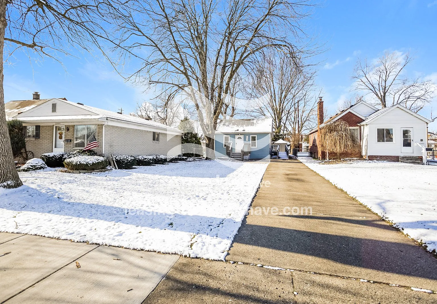 3 bed, 1.0 bath, 942 sqft, $1,497 — Photo 2