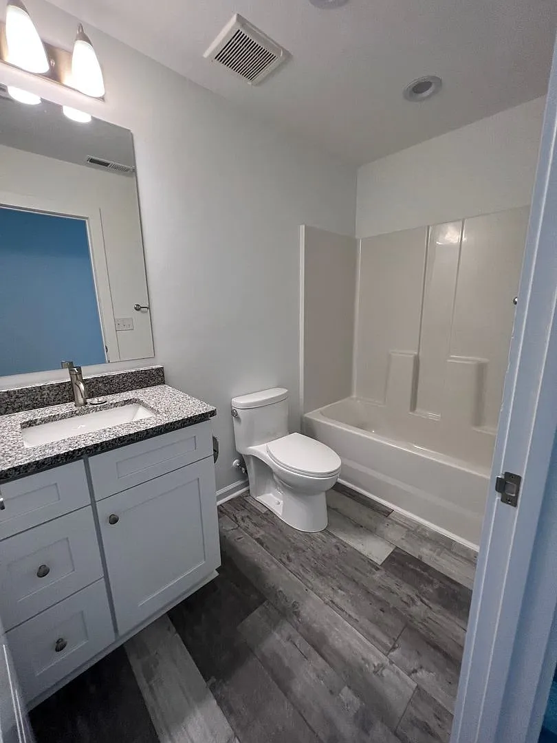 Colonial Charter Apartments — Photo 2