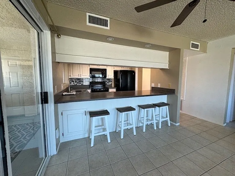 2022 Merrill Ln #10G — Photo 10