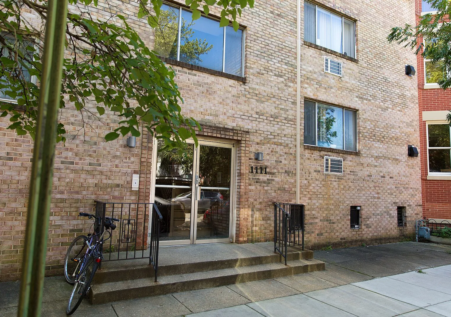1111 D ST NE — Photo 2