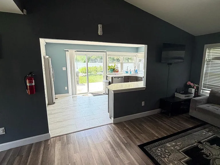 4 Patricia Ln — Photo 11