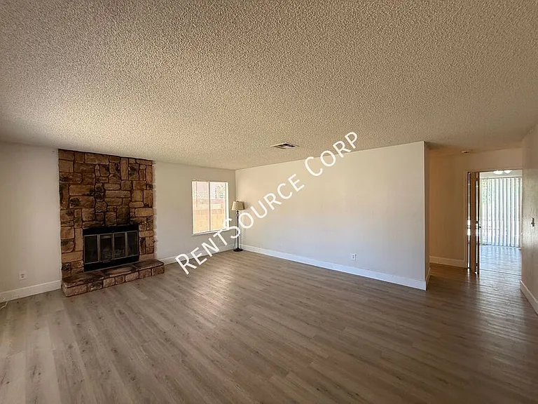 43837 David St — Photo 2