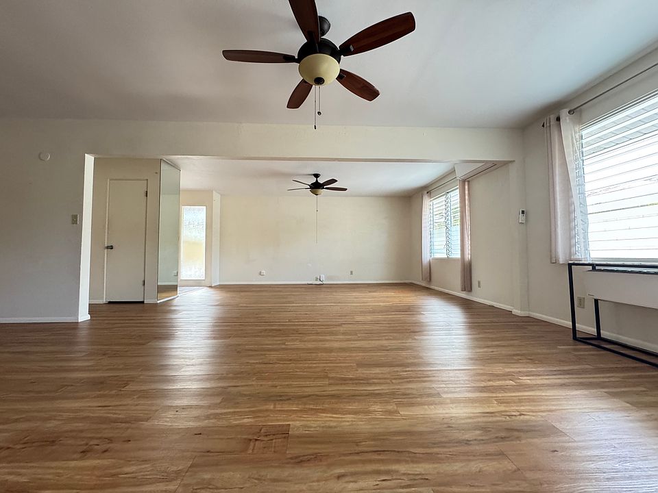 Large living room. Split air conditioning and fans throughout.
