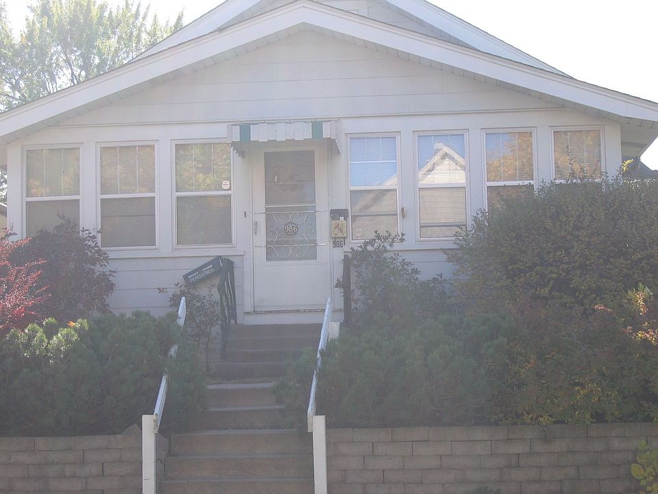 2nd image of 986 Geranium Ave E