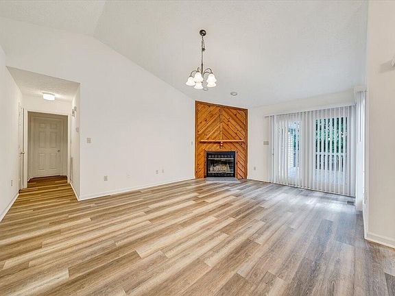4th image of 206 Sheppard Ave