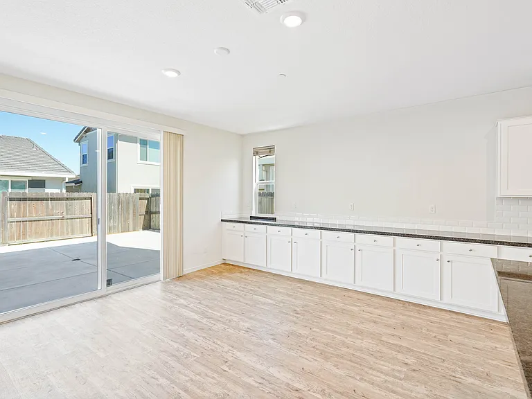 467 Yarrow Dr — Photo 8