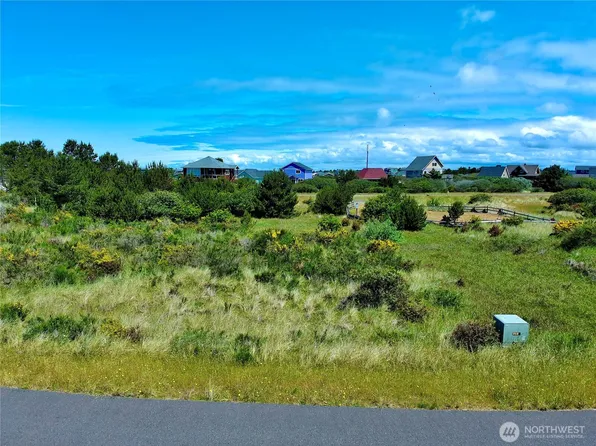 444 S Portal Loop SW, Ocean Shores, WA 98569
