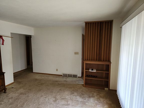 3rd image of 716 Parkside Dr
