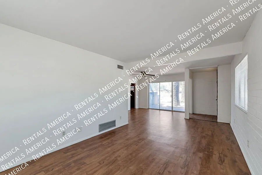 947 N Alvernon Way — Photo 2
