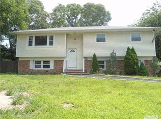 31 Judith Dr, Coram, NY 11727