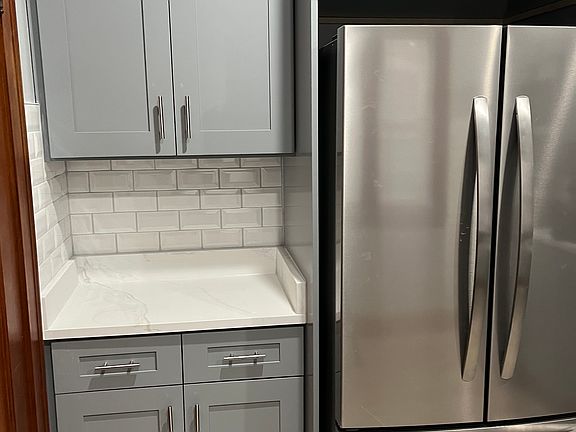 5th image of 2436 W Thorndale Ave APT 2W