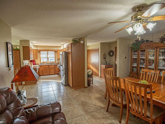 3rd image of 122 Parkside Dr