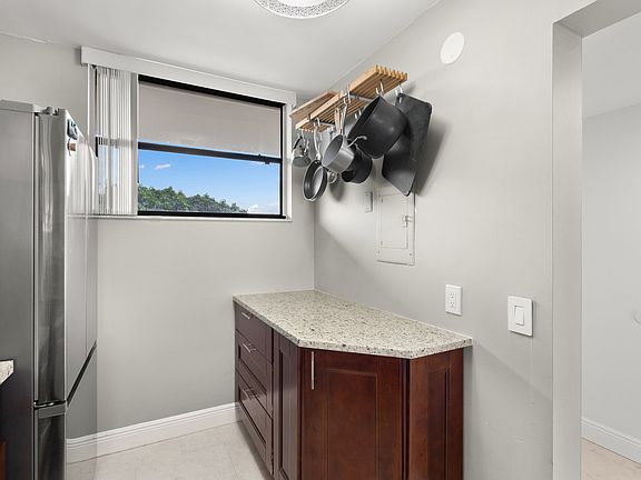 5th image of 111 Lake Emerald Dr APT 401