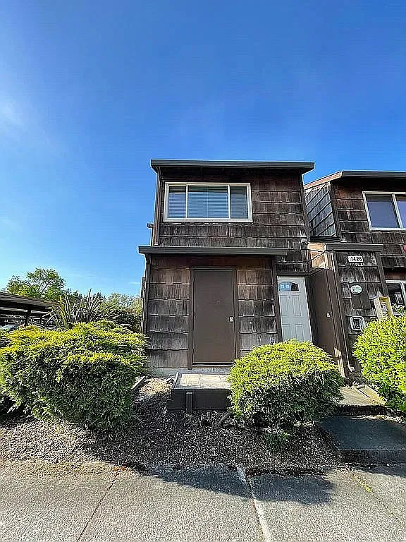 3 bed, 1.5 bath, 1328 sqft, $3,000 — Photo 1