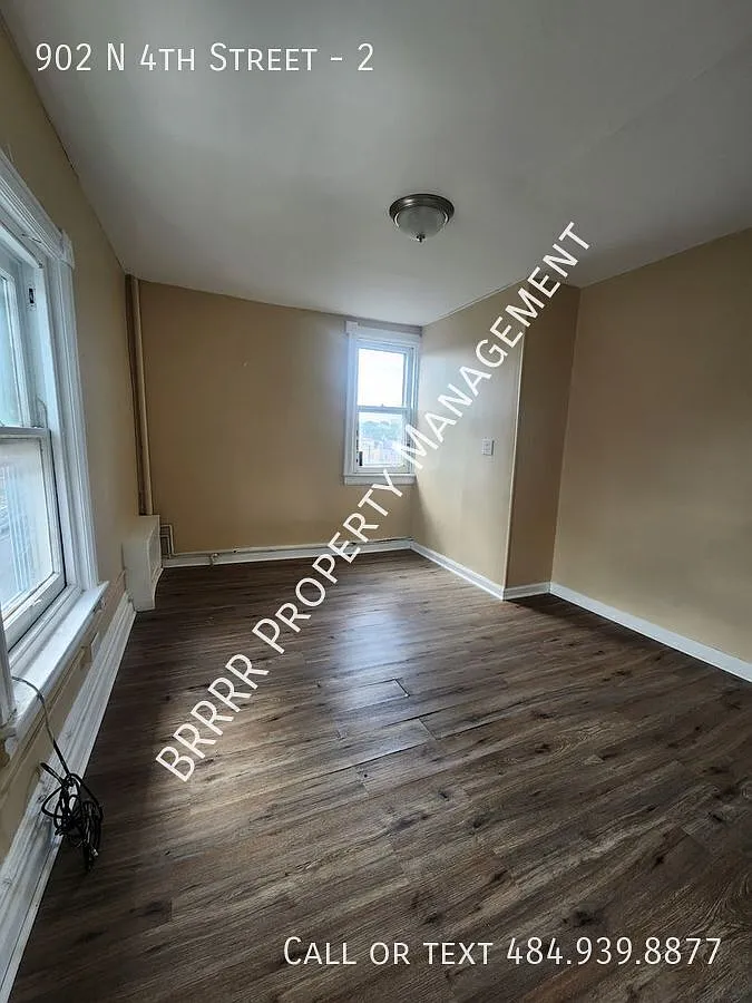 3 bedroom 2 full bathroom apartment on the 2nd & 3rd Floor — Photo 4