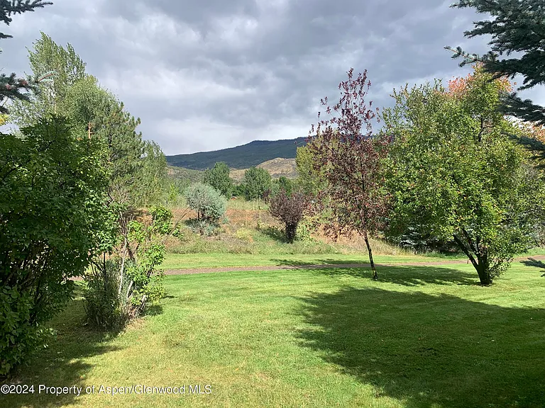 382 Summit Dr — Photo 2