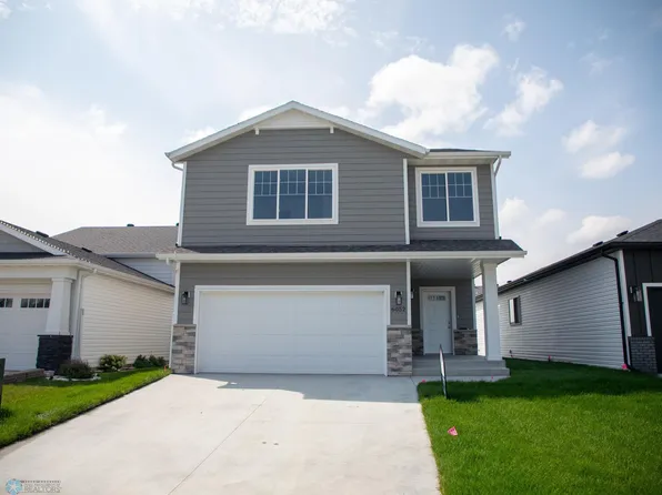 6052 8th St W, Horace, ND 58047