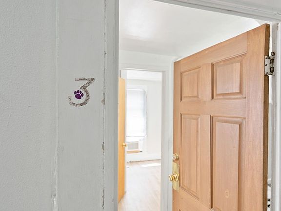 4th image of 815 W 23rd St APT 3