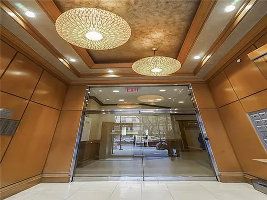 Sold by Avenue Sotheby's International Realty | media 11