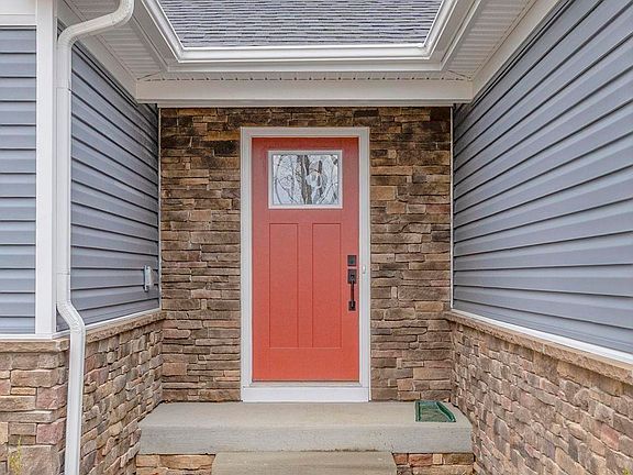 3rd image of 140 Gunnison Dr