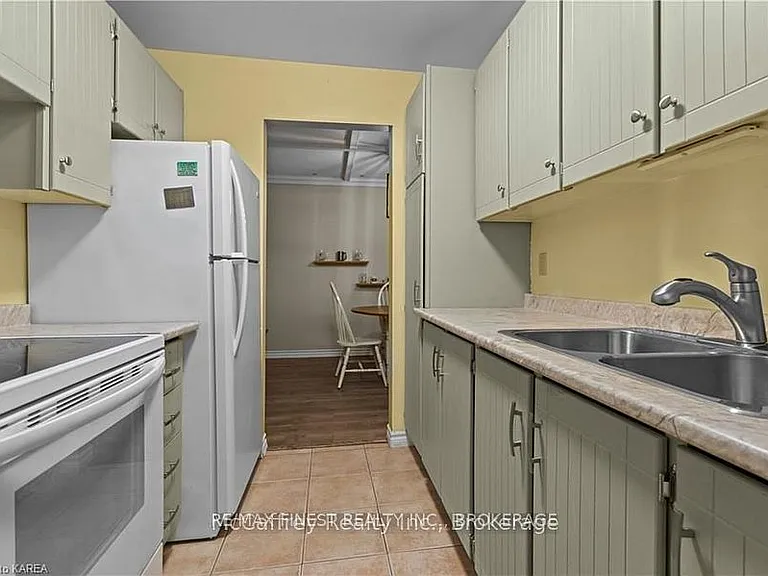 1010 Pembridge Cres #110 — Photo 6
