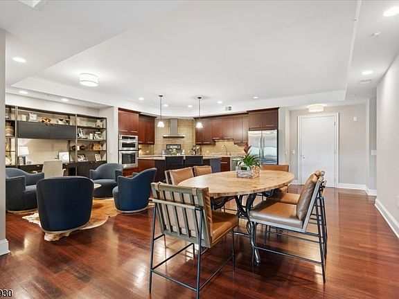 4th image of 40 W Park Pl #513